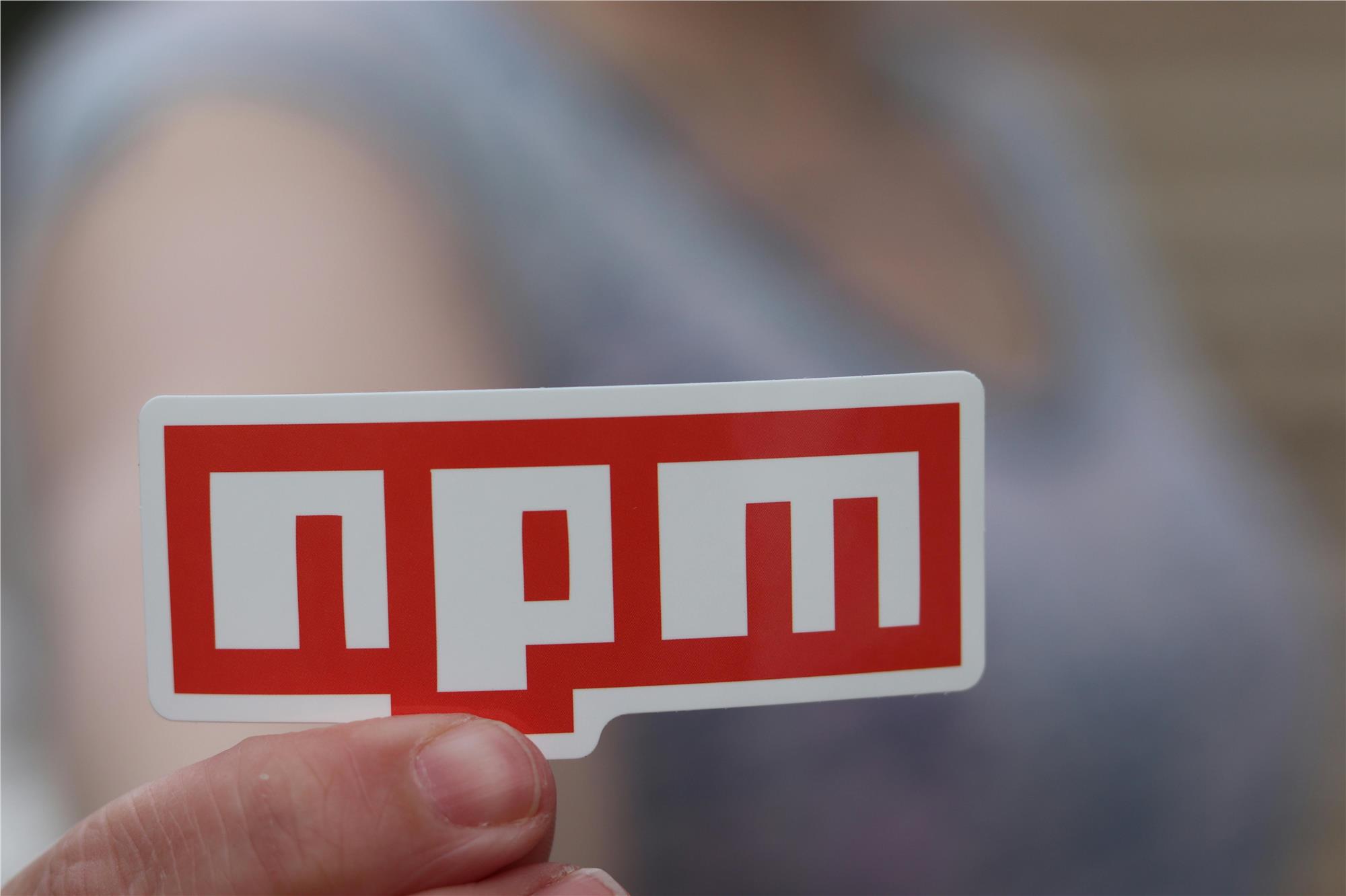 NPM: Geliştirici Dünyasının Sihirli Kutusu - JavaScript Projeleriniz İçin Paket Yönetimi Rehberi title=